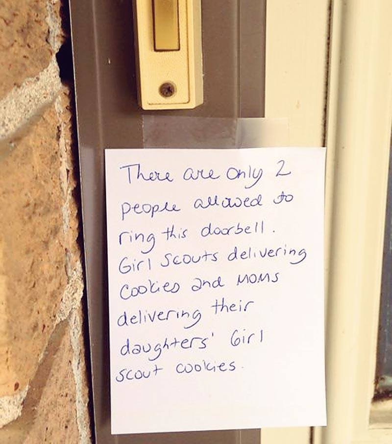 17 Hilarious Doorbell Notes Written by Parents of Sleeping Babies