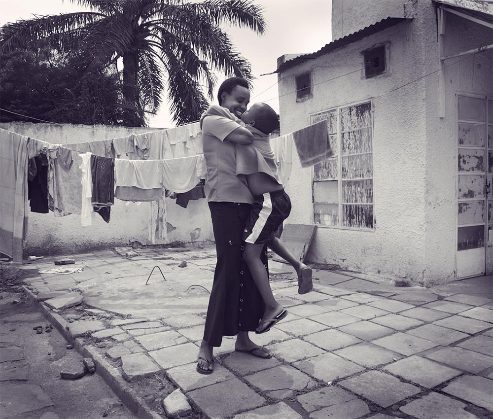 How a Mother With Amputated Arms Became an Angel in Her Daughter’s Eyes