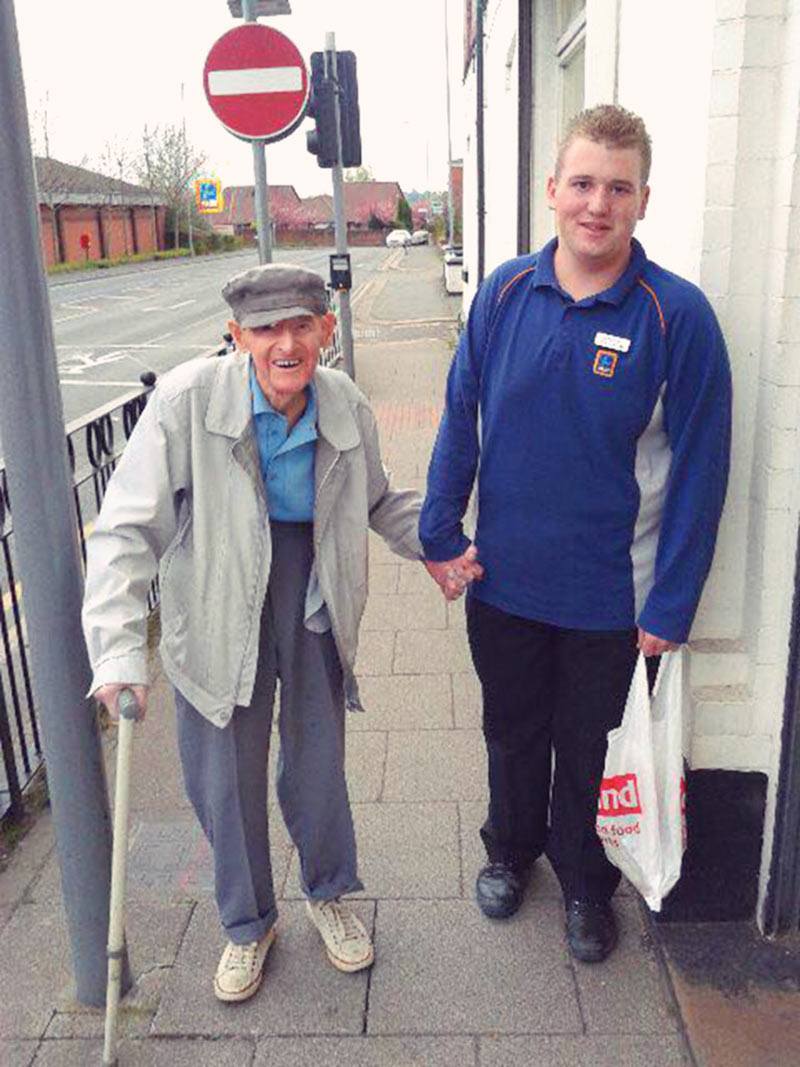 Snapshot Captures An Uncommon Act of Common Kindness